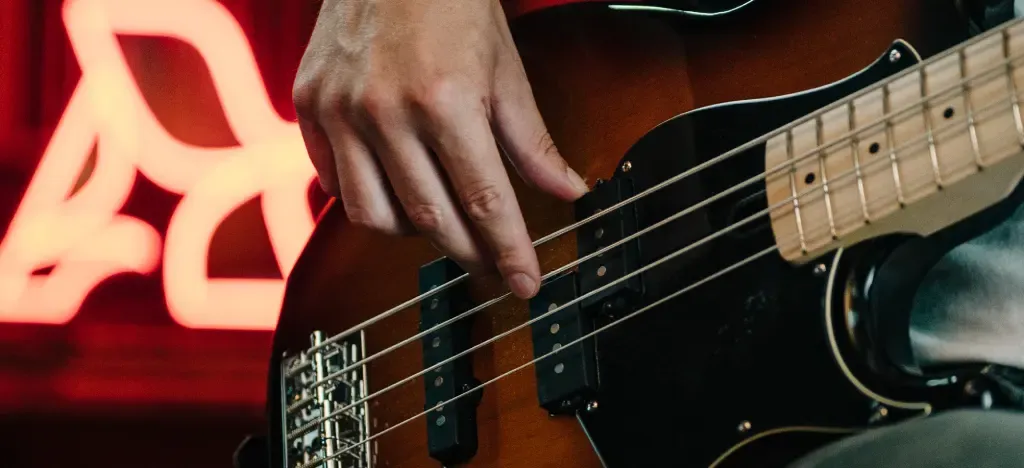 Bass fingerstyle.webp