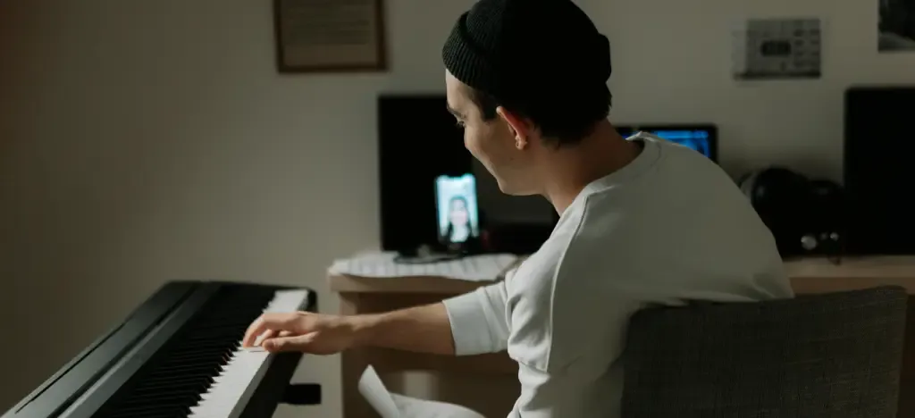 One-on-one piano lessons online: What you gain (and what you don’t)