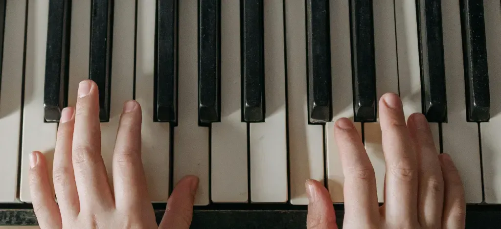 How to place your hands on the piano keys